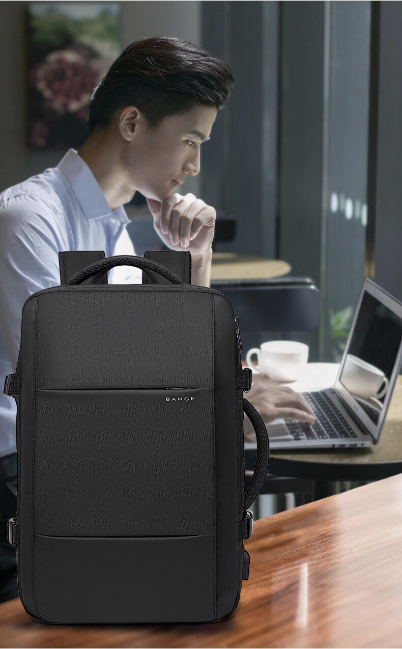 Expandable laptop backpack