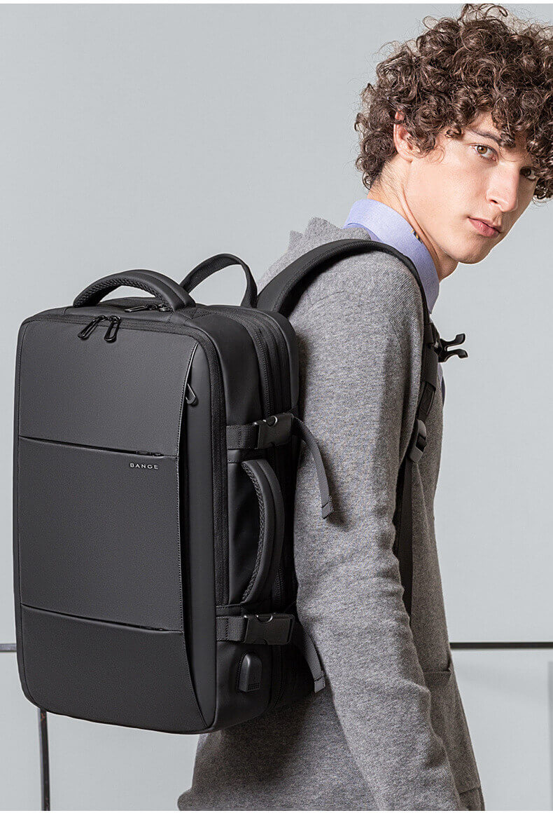Expandable laptop backpack